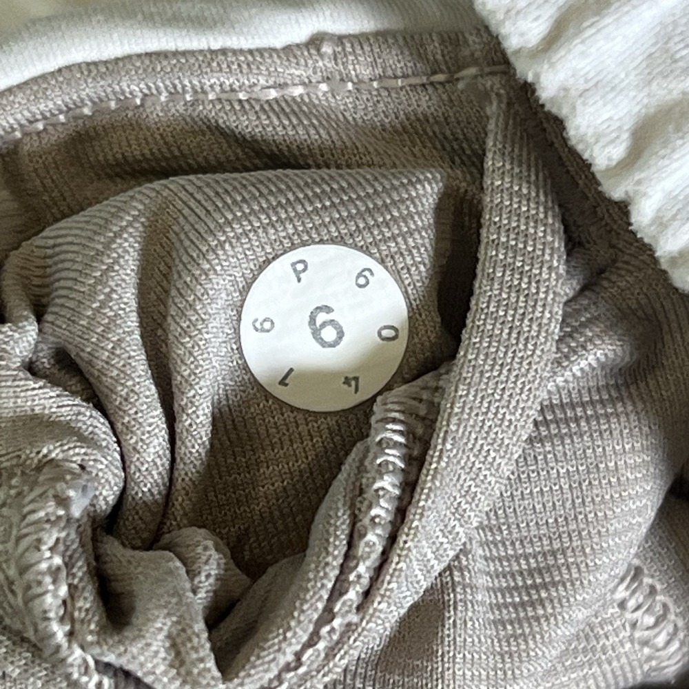 Lululemon Hotty Hot Short Size 6 White Reflective Detail - Picture 4 of 6